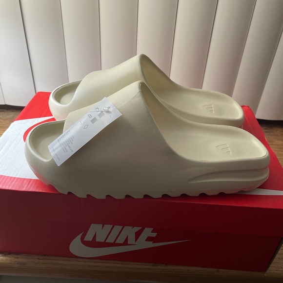 Yeezy slides “Bone” - Picture 4 of 4
